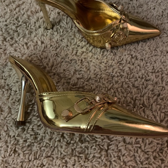 Golden heels size 6. Never worn, only to try on. - Picture 2 of 2
